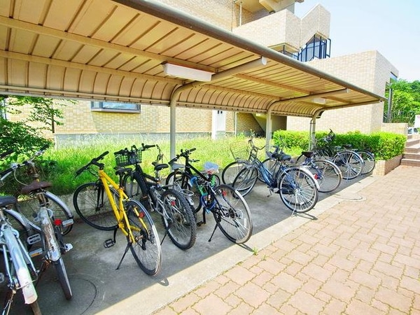 共有部分(♪愛車も安心！屋根付き駐輪場♪)