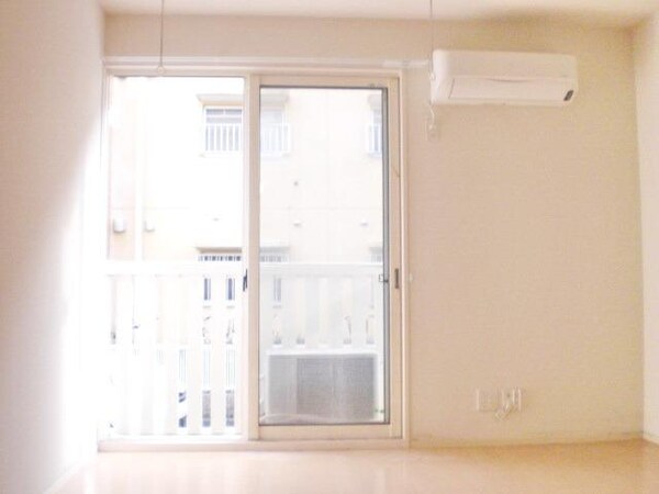 リビング・居室(★エアコン・室内物干し完備★)