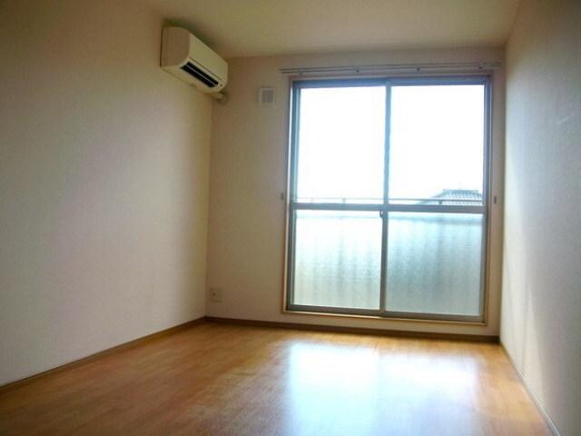 物件内観写真8　(明るい居室)