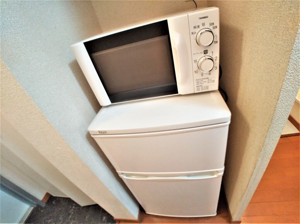物件内観写真16　(レンジと冷蔵庫)
