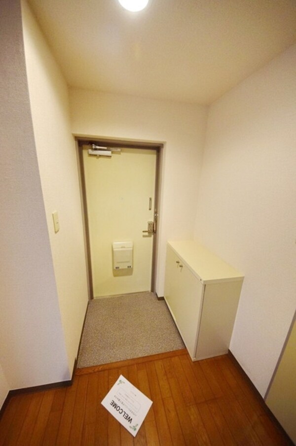 玄関(102号室写真)
