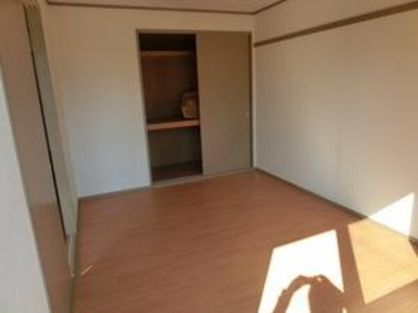 寝室(奥行きのある物入)