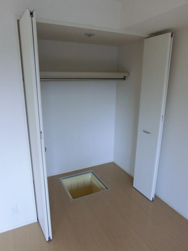 設備(たっぷり収納　床下収納)