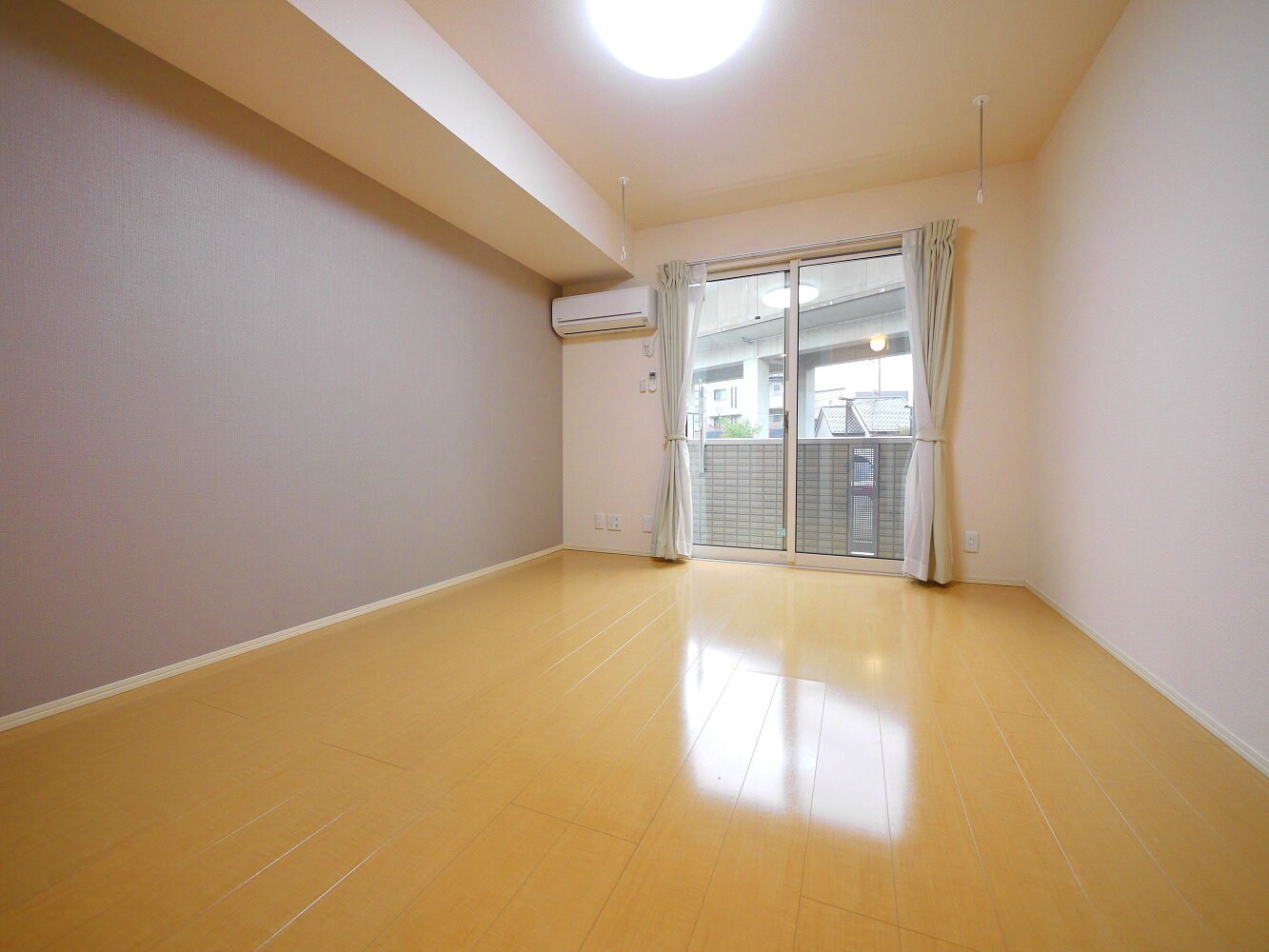 物件内観写真2　(10帖洋室)