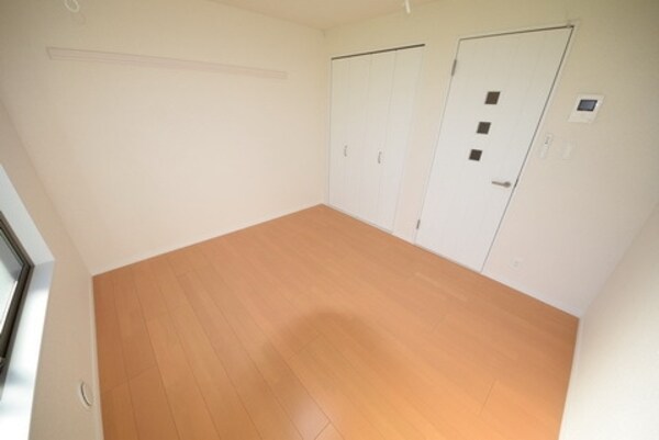 リビング・居室(南向きのフローリング6.2帖の洋室)