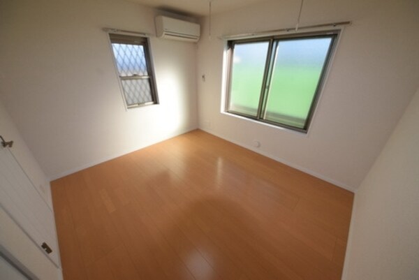 その他(エアコン完備※101の写真です。中部屋には窓はありません。)