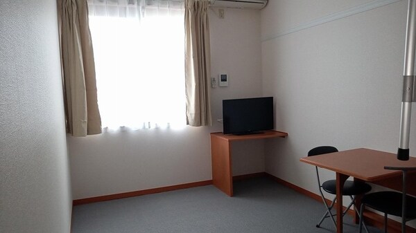 リビング・居室(備品は部屋毎に異なります。１Ｆのみフローリング。)