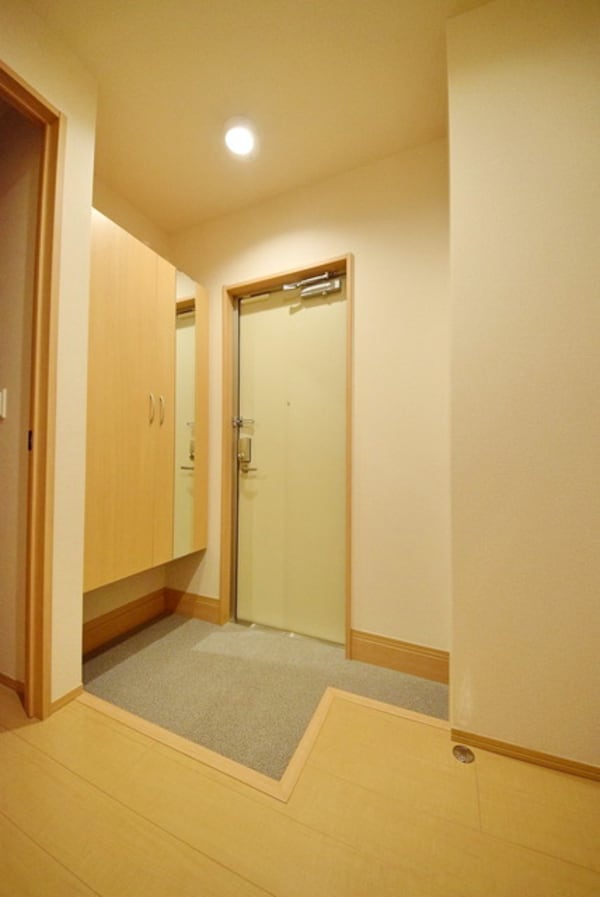 玄関(同型のイメージ写真です。)