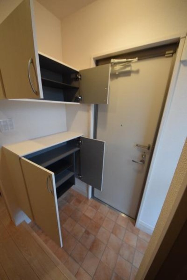 玄関(たくさんく靴を置ける広めの玄関)