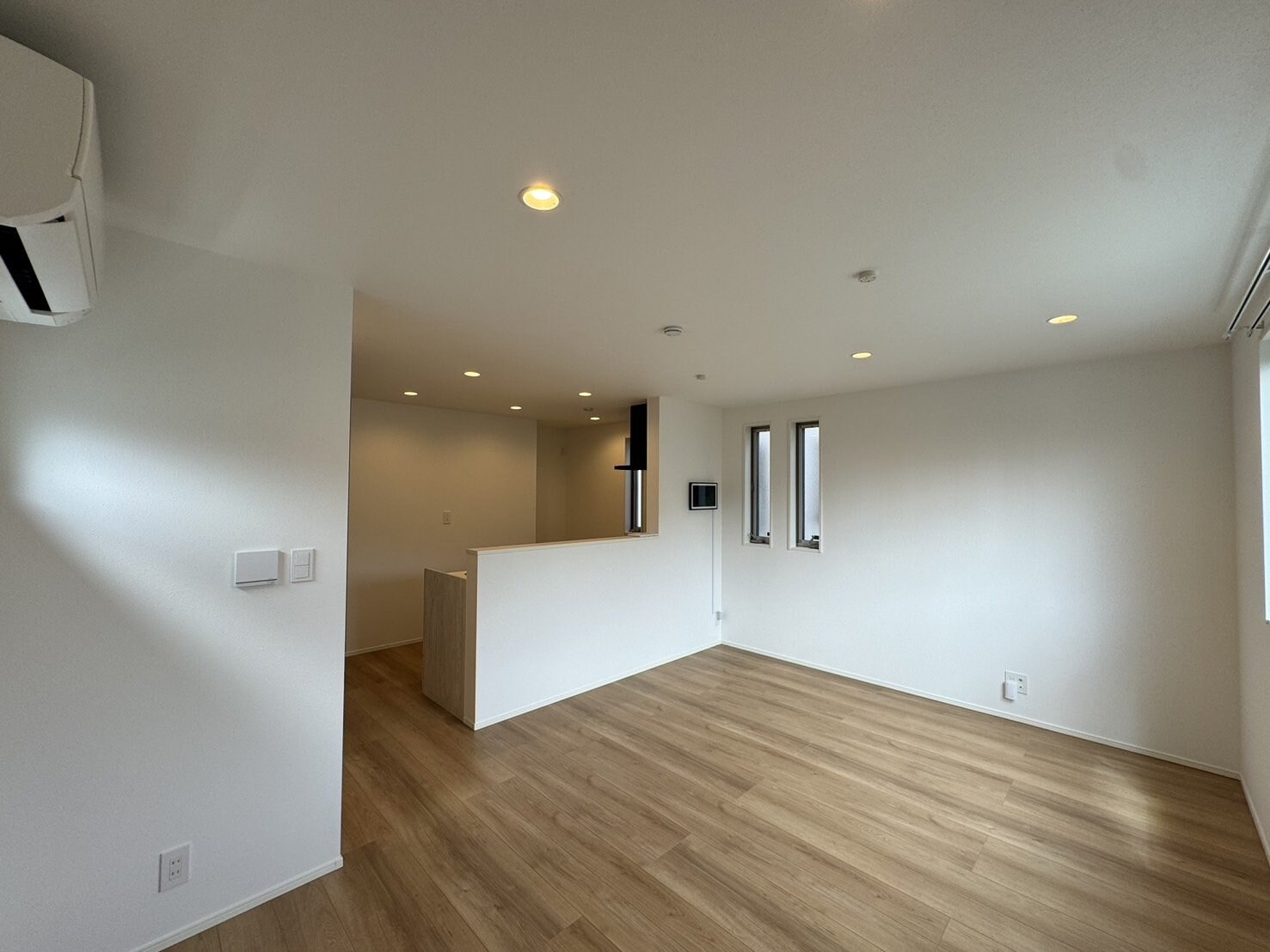 物件内観写真3　(リビング/居室)