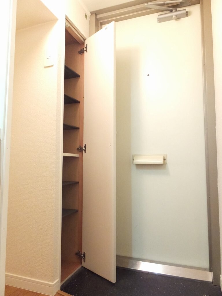 物件内観写真7　(段差を自由に変えられる便利な靴箱です。)