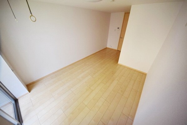 その他室内・内装(室内物干し付の明るいお部屋です)