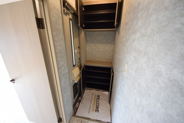 玄関(※反転タイプ別室参考写真です)