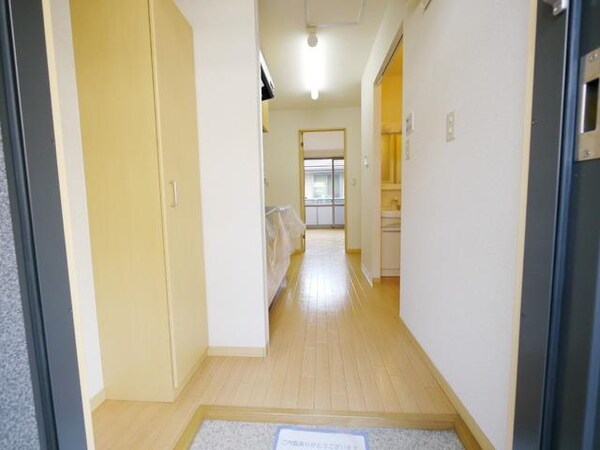 玄関(同物件　違う部屋　参考写真)