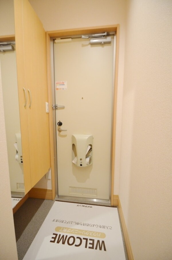 玄関(※写真は同一建物内の別間取りタイプの写真です)