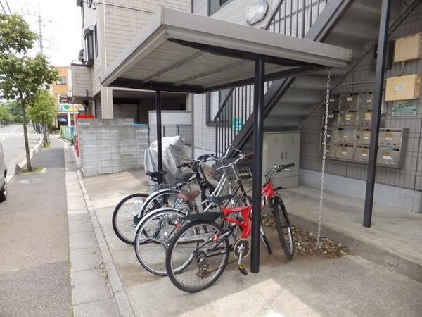 エントランス(屋根付き駐輪場)