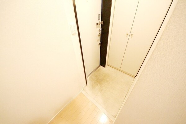玄関(同建物別号室参考写真)
