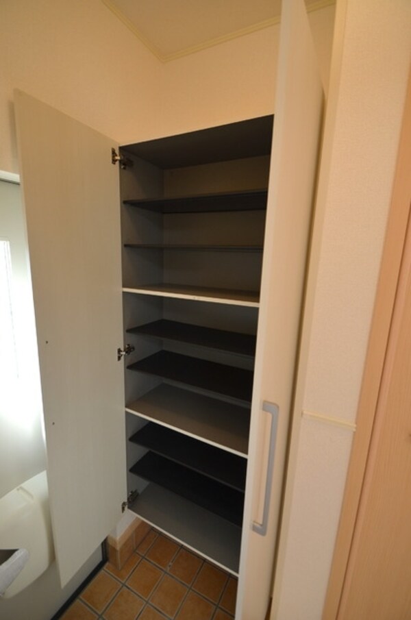 玄関(別のお部屋の写真になります)