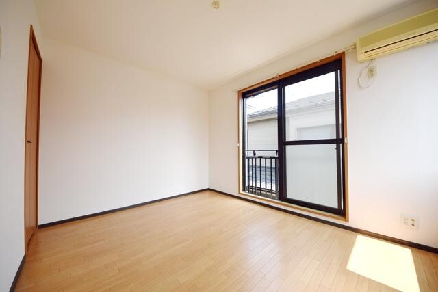 物件内観写真2　(明るい洋室♪)