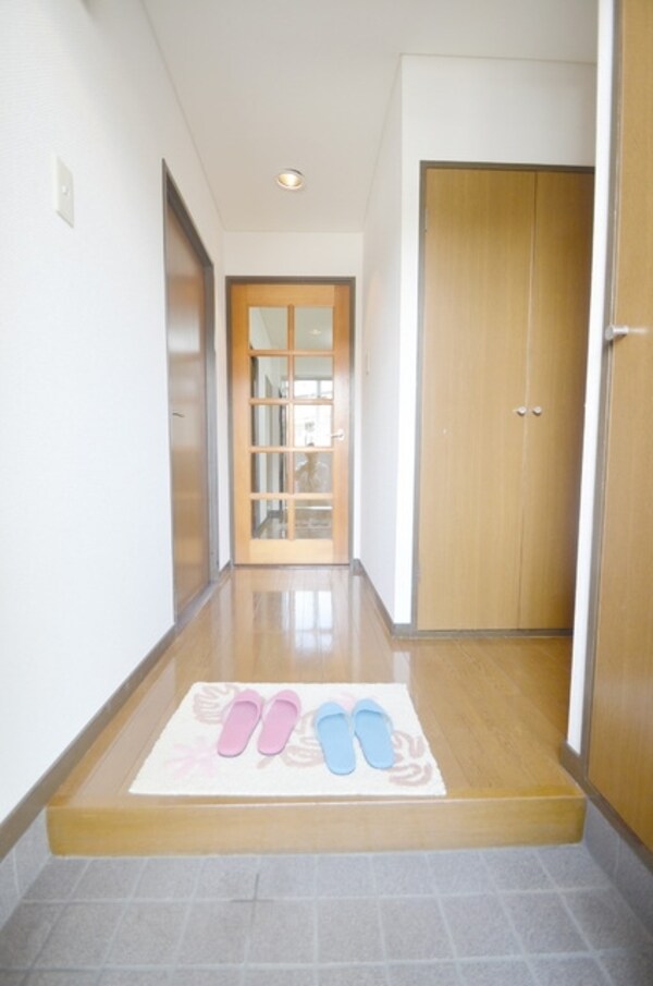 玄関(同建物別物件)