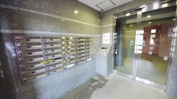 エントランス(宅配BOX・防犯カメラ付)