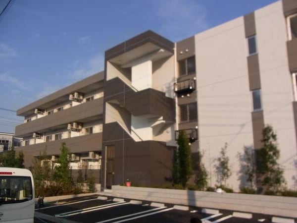 外観(閑静な住宅街にある低層マンション)