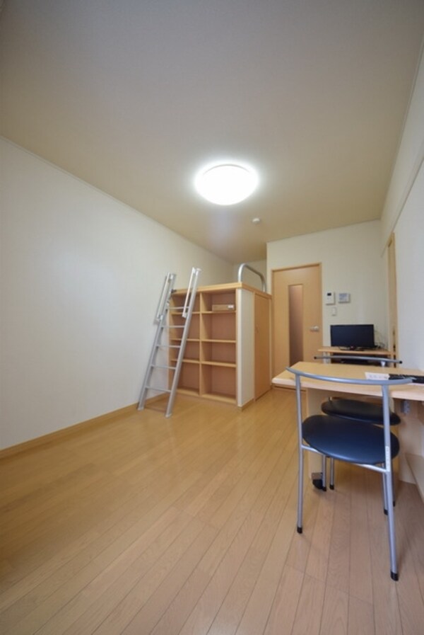 その他室内・内装(1階はフローリング・2階以上は絨毯仕様)