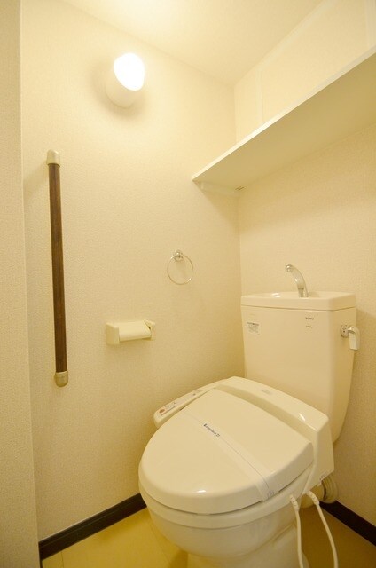 物件内観写真6　(シャワー付トイレ)