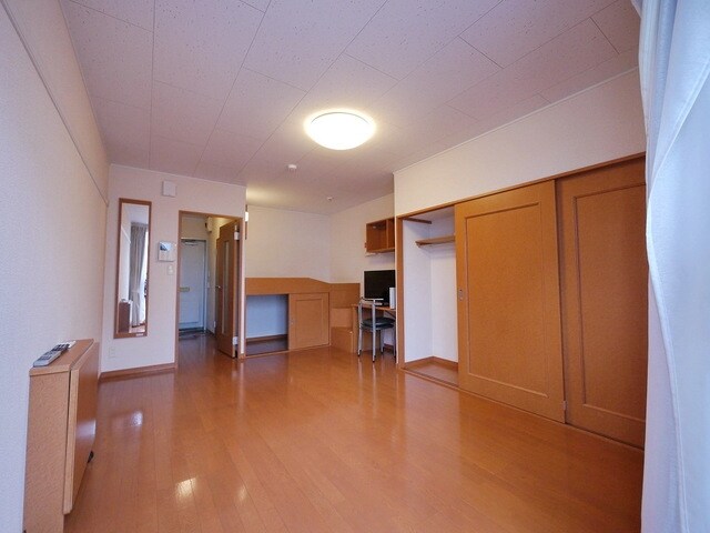 物件内観写真5　(２階絨毯)