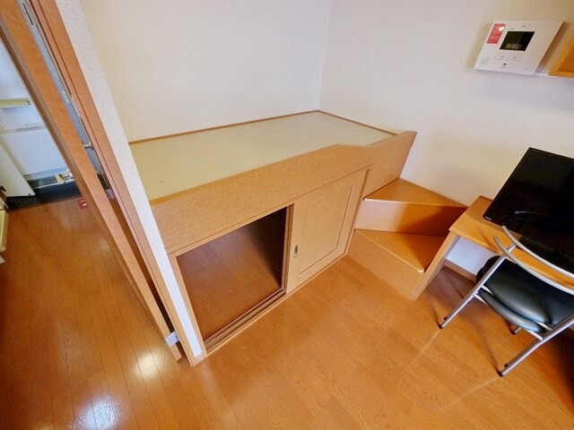 物件内観写真6　(２階絨毯)