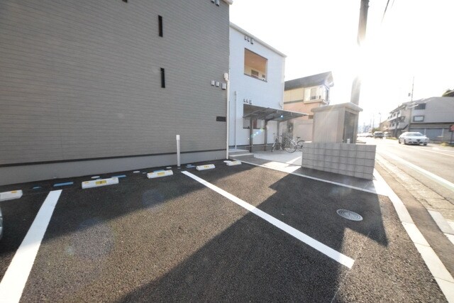 物件内観写真17　(敷地内駐車場)