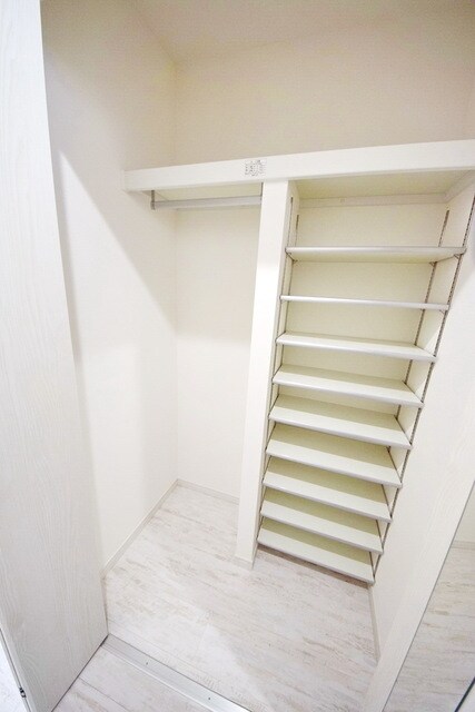 物件内観写真18　(玄関横収納)
