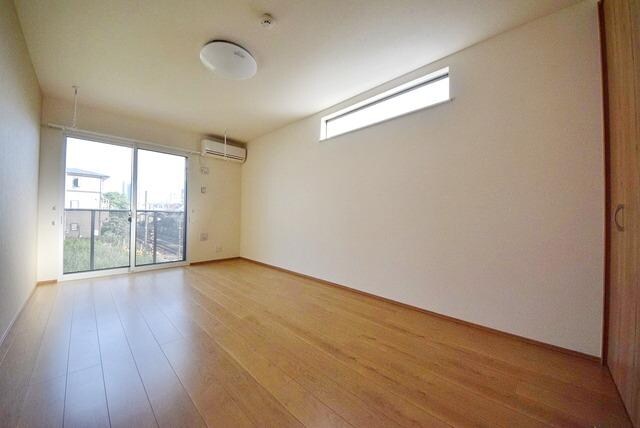 物件内観写真17　(広めの洋室)