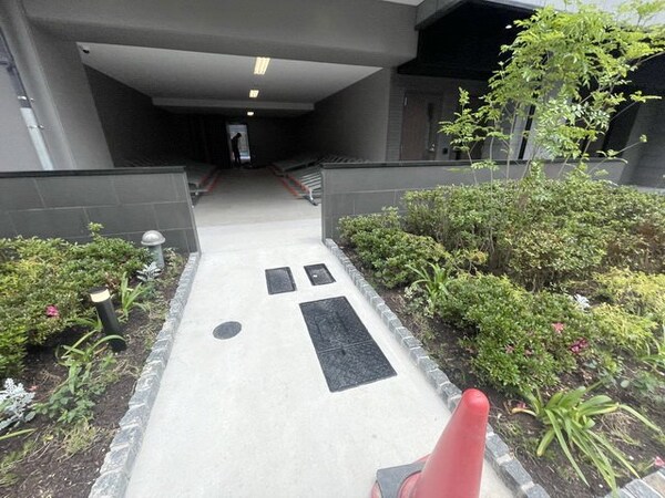 エントランス(駐車場)