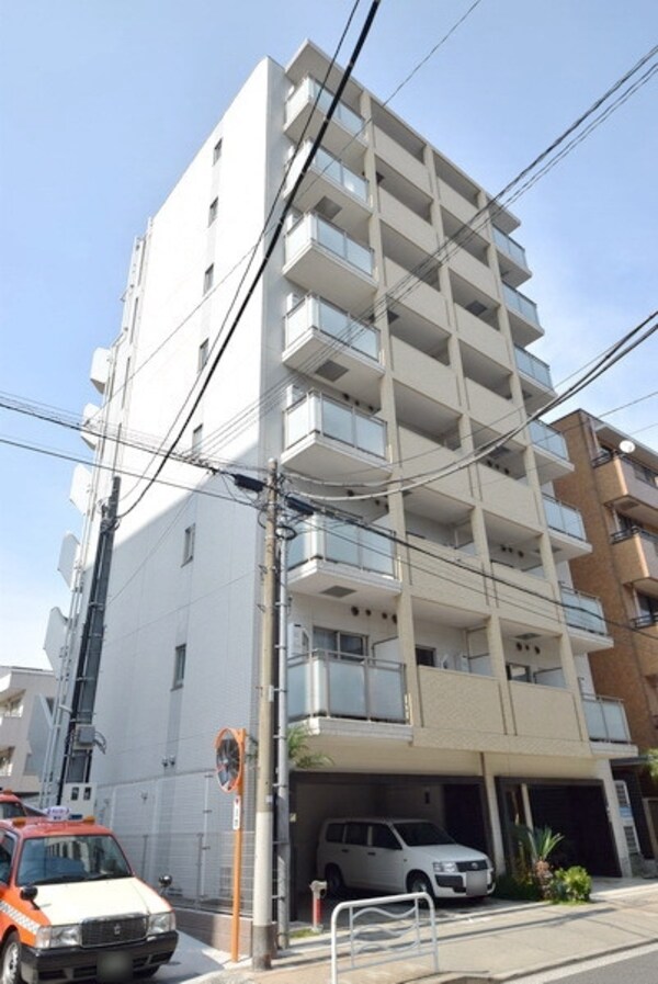 外観(近くには商店街もあります)
