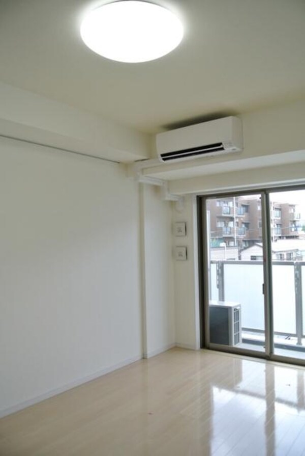 リビング・居室(明るいフローリング)