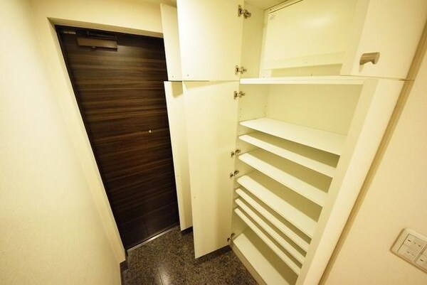 玄関(★下駄箱収納たっぷりの玄関★)