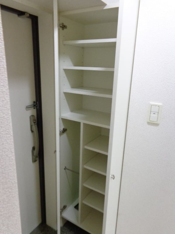 玄関(収納タップリの下駄箱)