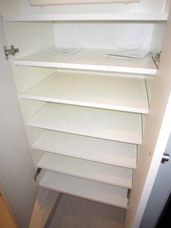 玄関(シューズＢＯＸ完備しています)