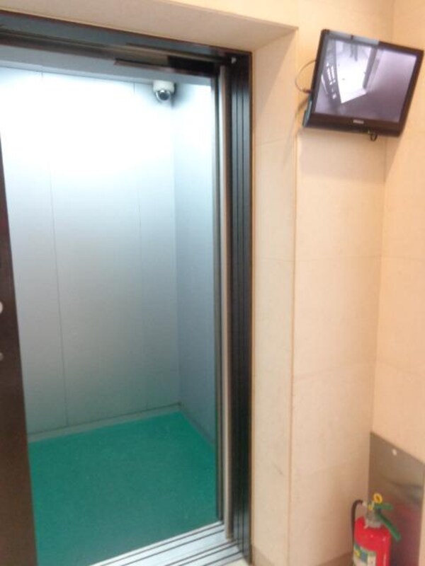 設備(モニター付エレベーター)