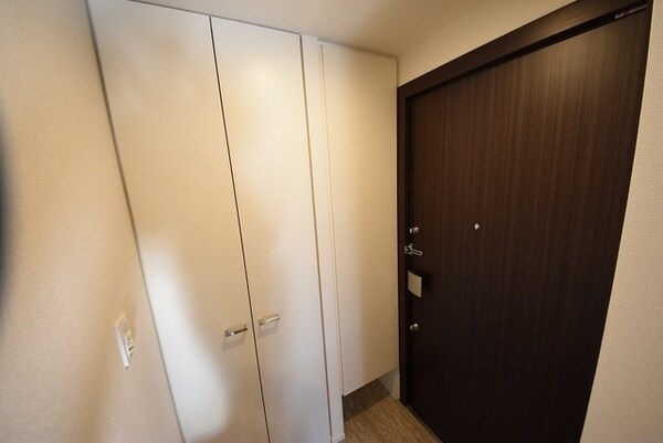 玄関(お問合せは(株)タウンハウジングレジデンス事業部　赤坂店・…)