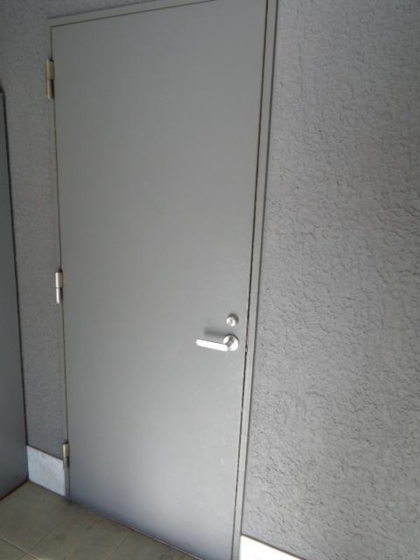 玄関(敷地内ゴミ置場)