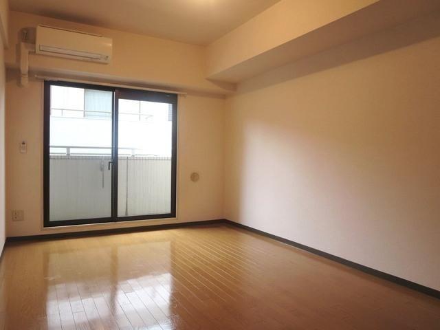 物件内観写真6　(★洋室8.2帖★)