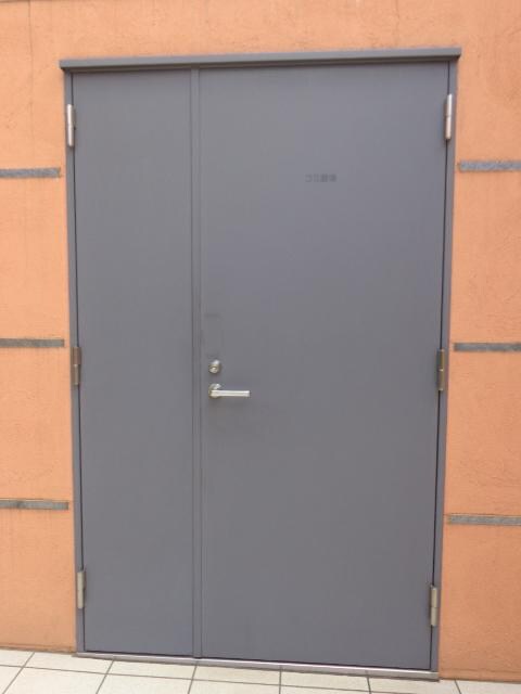 物件内観写真4　(敷地内ごみ置場)