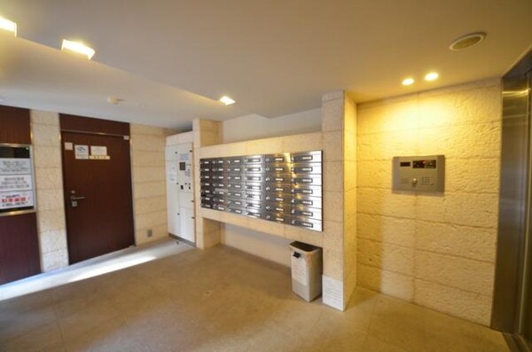 エントランス(☆中に入るとオートロック付きのロビーが広がります☆)