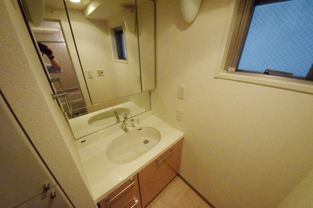 物件内観写真6　(窓付き洗面所)