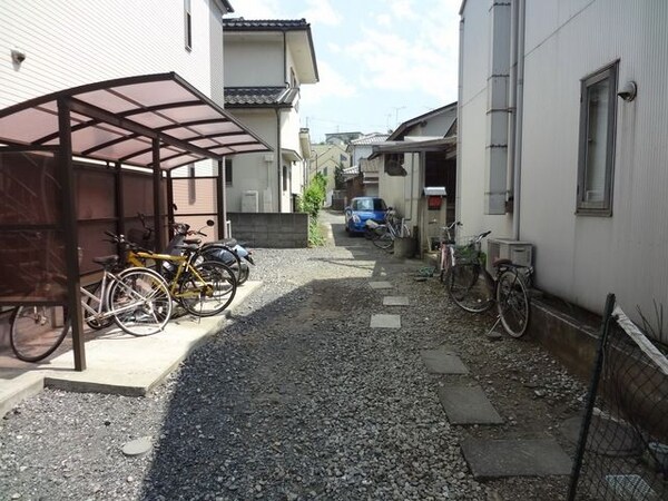 エントランス(☆アパートの前～♪☆)