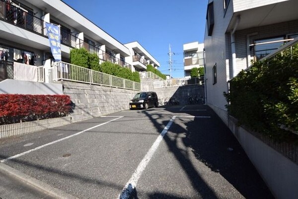 駐車場(★お車お持ちの方も安心の敷地内駐車場完備してますよ★)