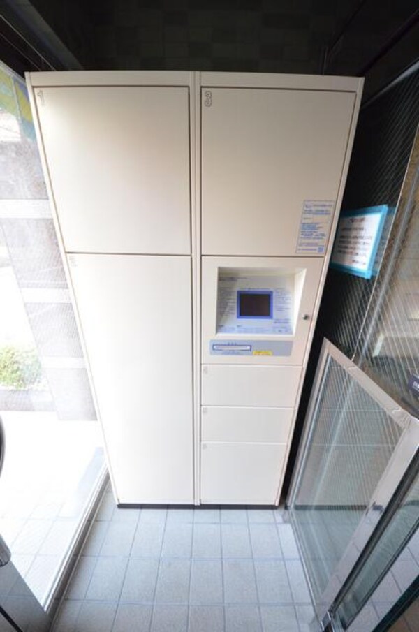 エントランス(♪通販生活には欠かせない宅配ＢＯＸ付き♪)