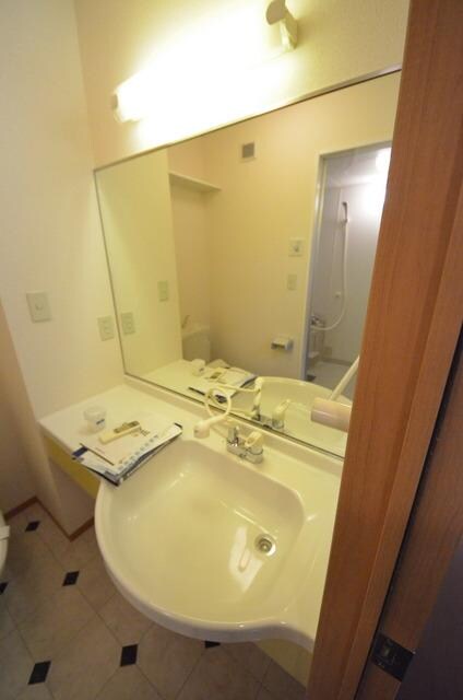 物件内観写真15　(大きい鏡ですね～♪)